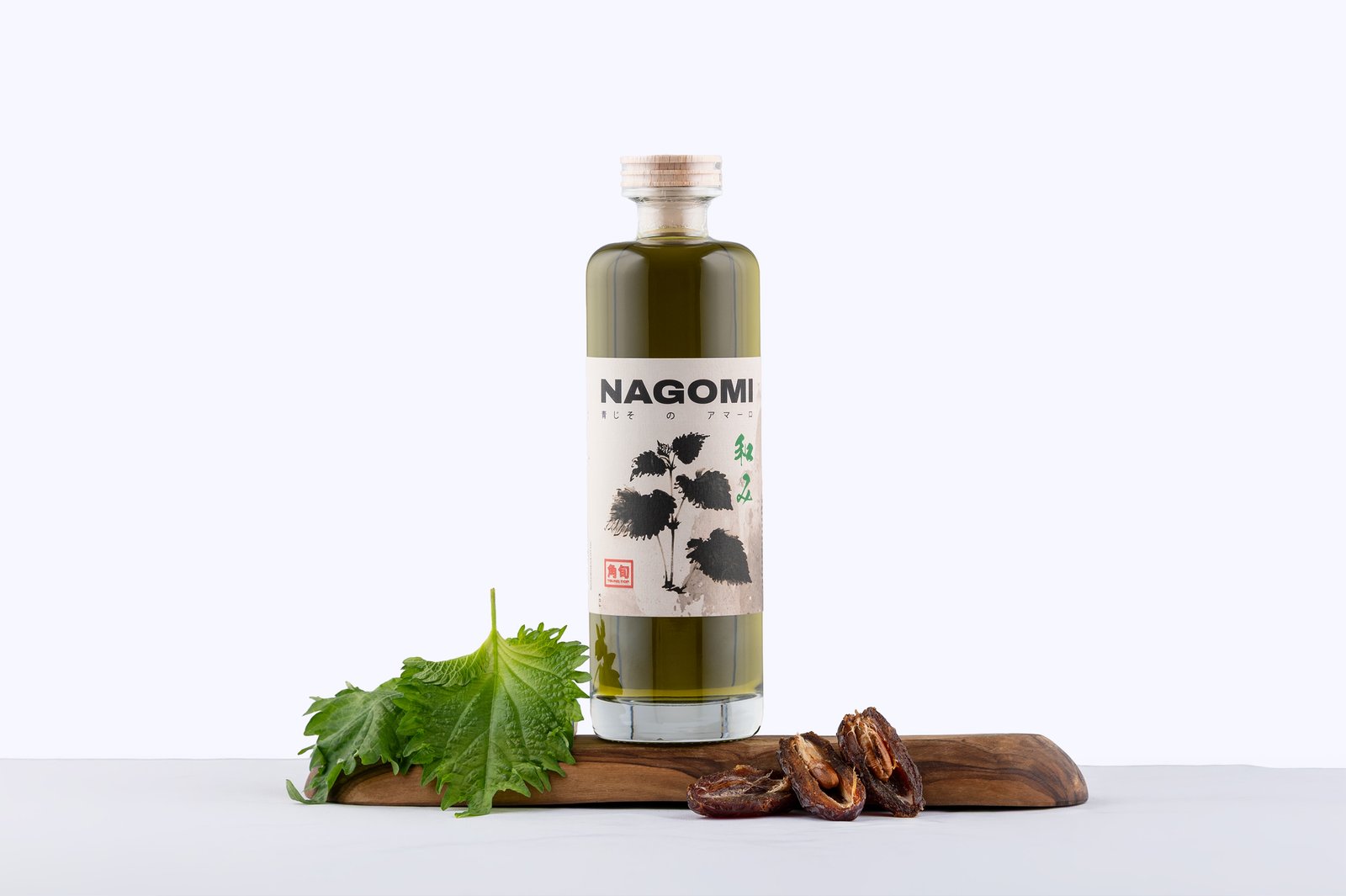 NAGOMI — Bottiglia con shiso verde e dattero su tavola
