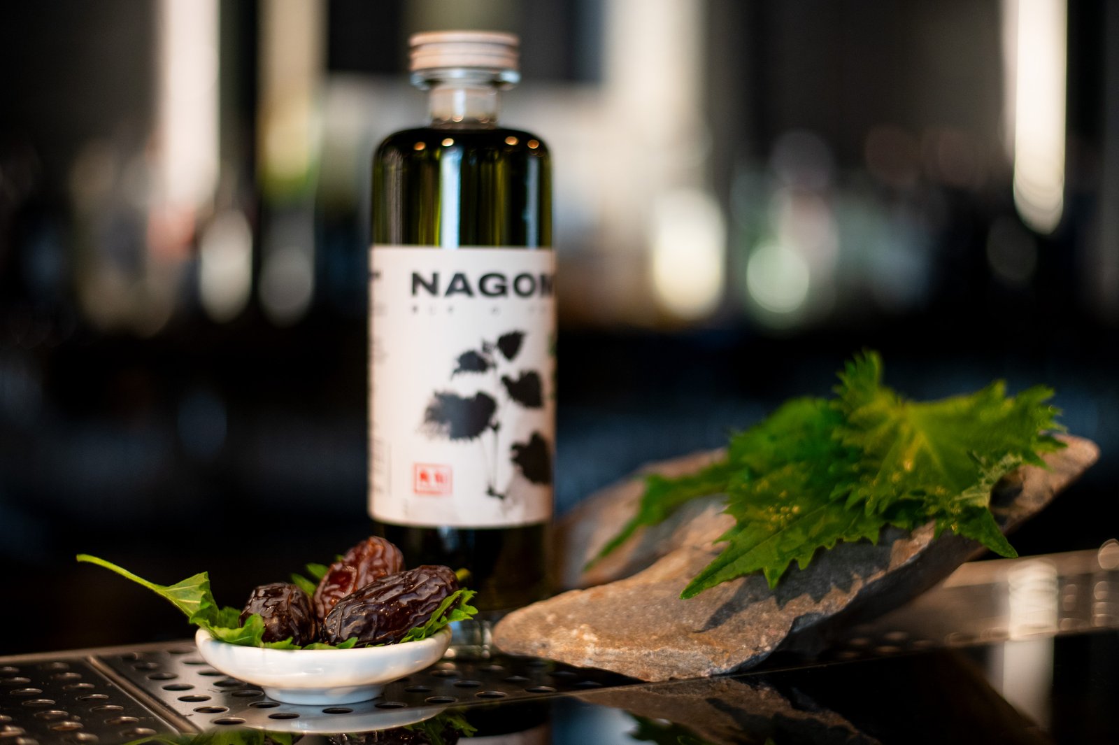 NAGOMI — Botaniche, shiso e dattero con bottiglia