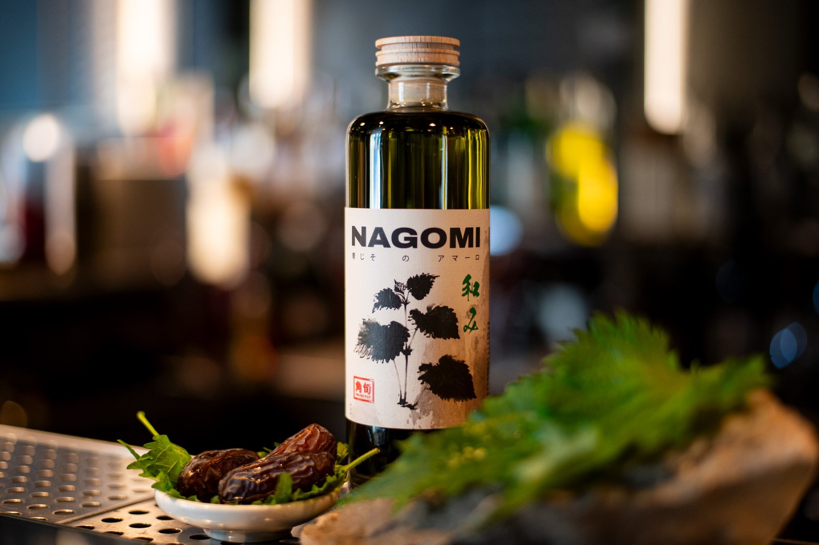 NAGOMI — Shiso e dattero sul bancone del bar