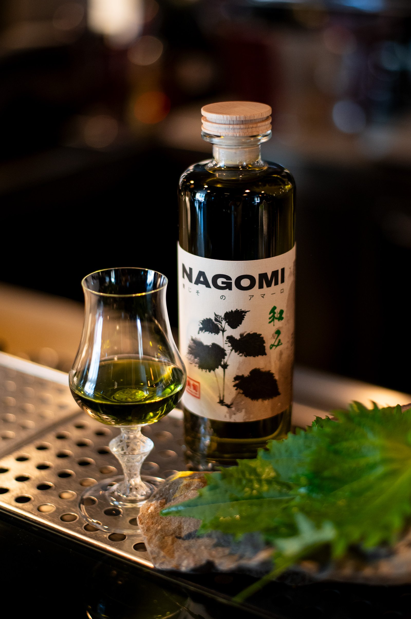 NAGOMI — Amaro di shiso nel bicchierino con botaniche