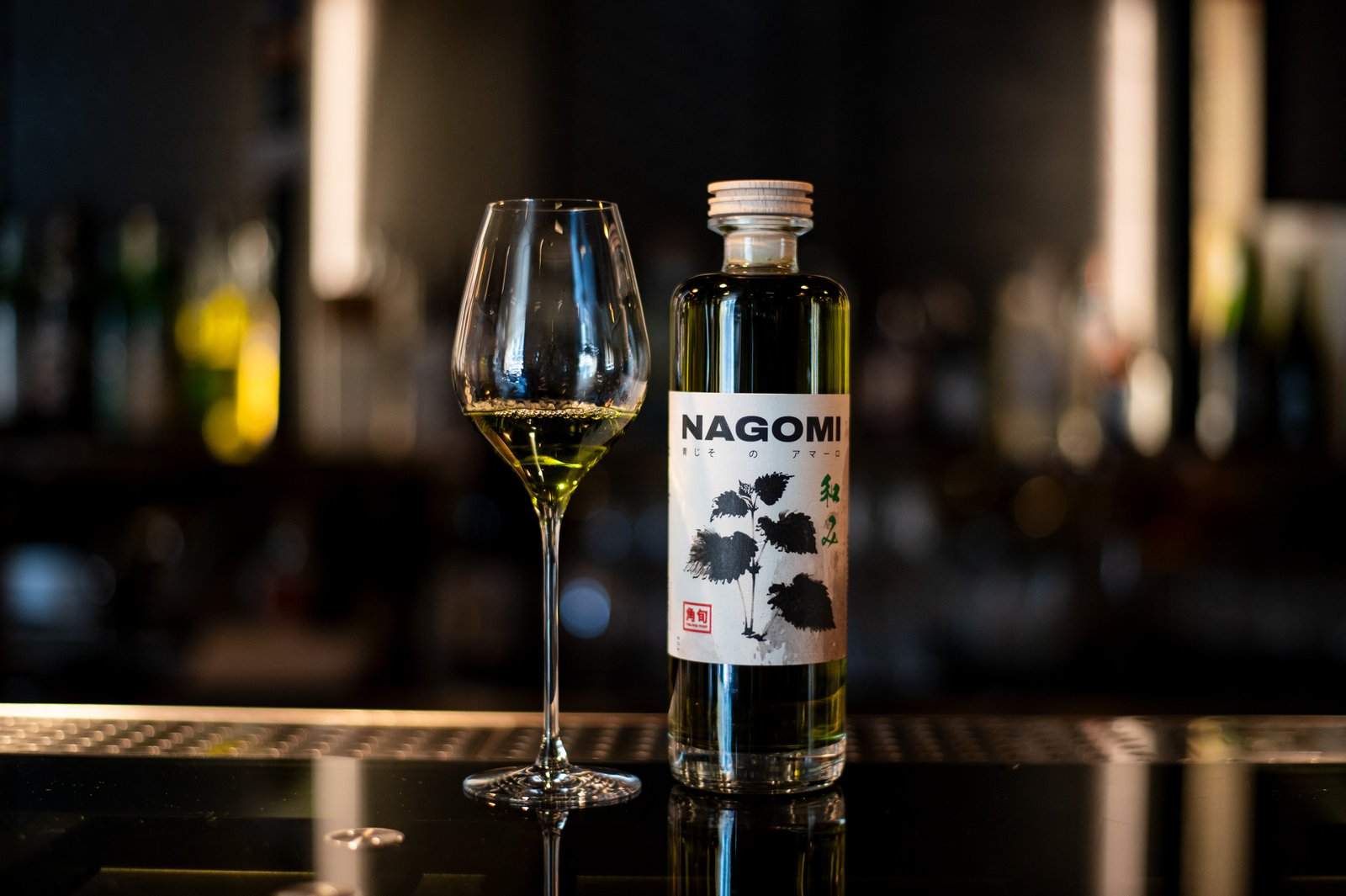 NAGOMI — Calice e bottiglia di amaro di shiso