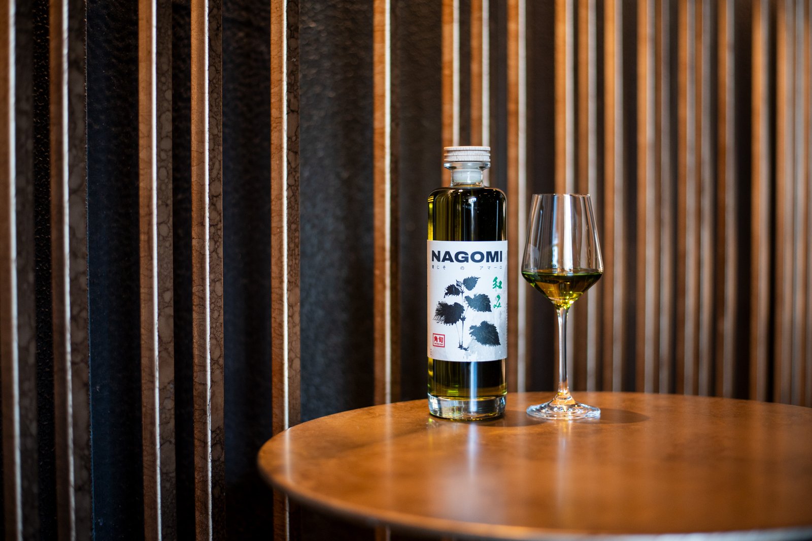 NAGOMI — Bottiglia e calice, atmosfera lounge